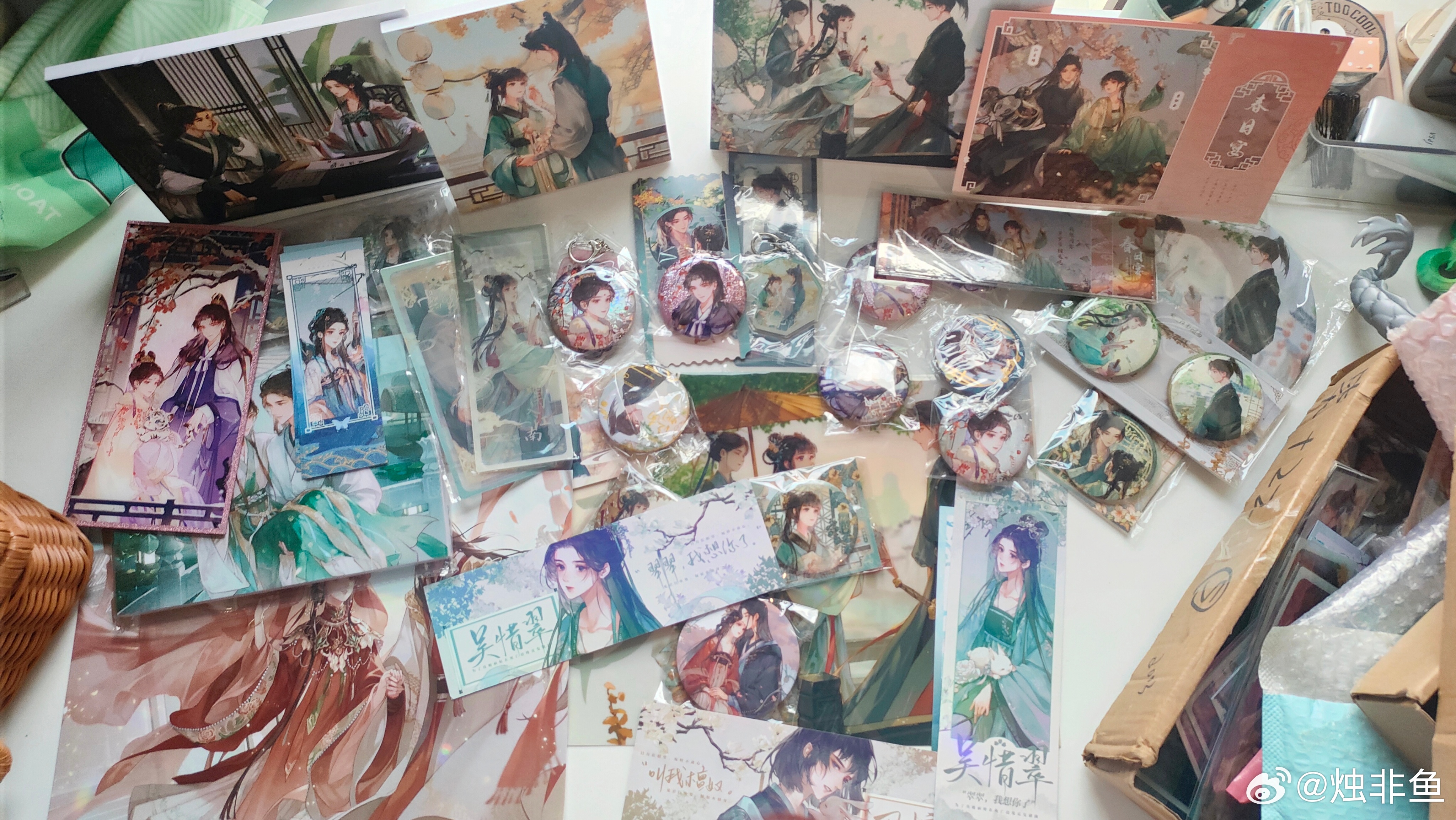 收到了好多好多周边！拍得稀碎，而且有些图毕竟好久前的了自己看着还是挺变扭的。。但