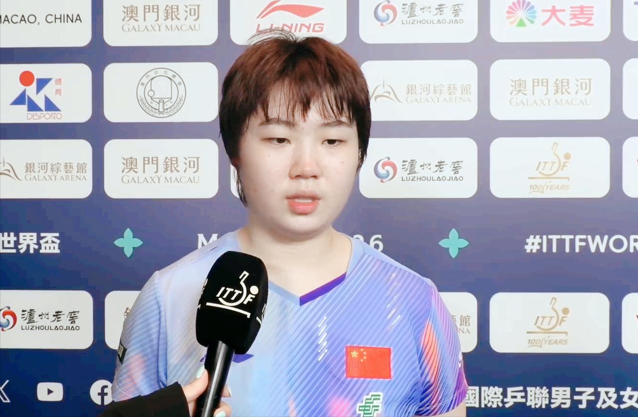 蒯曼3:2惊险拿下卢茨，
赛后采访，
看她怎么解释自己突然断电？

蒯曼说：
开