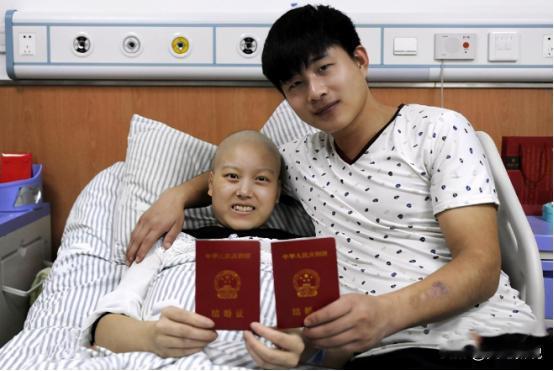 2015年，男子的妻子因病离世，可他却在妻子的手机里充值了1000元话费，充满电