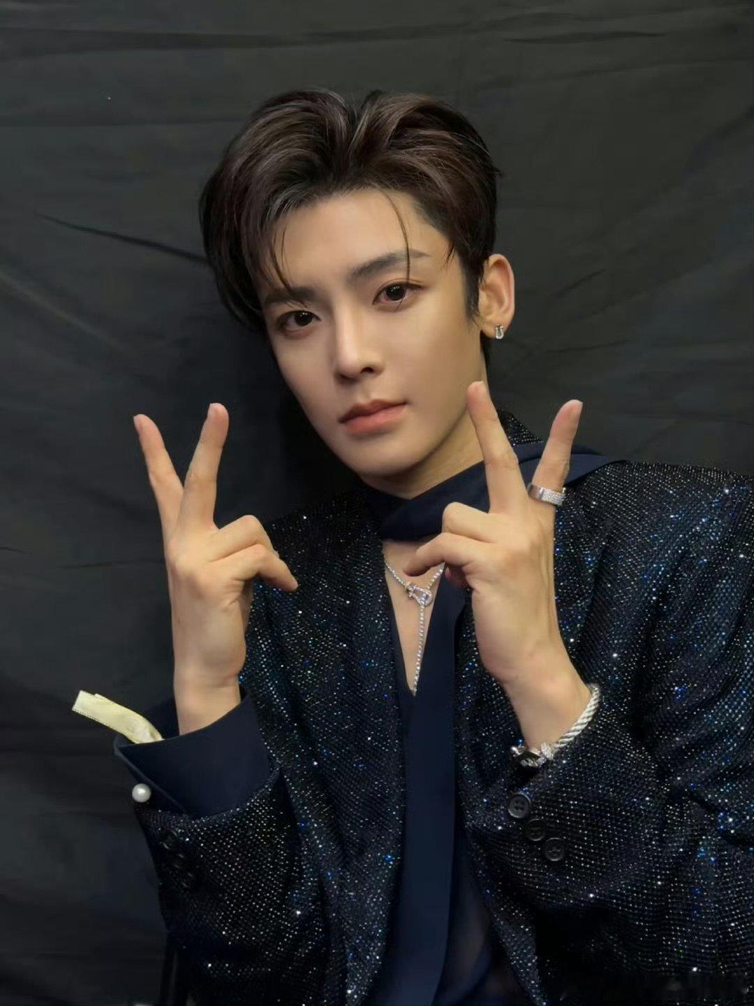 侯明昊首次出席米兰时装周  四大时装周明星日程 2025秋冬国际女装周明星日程发