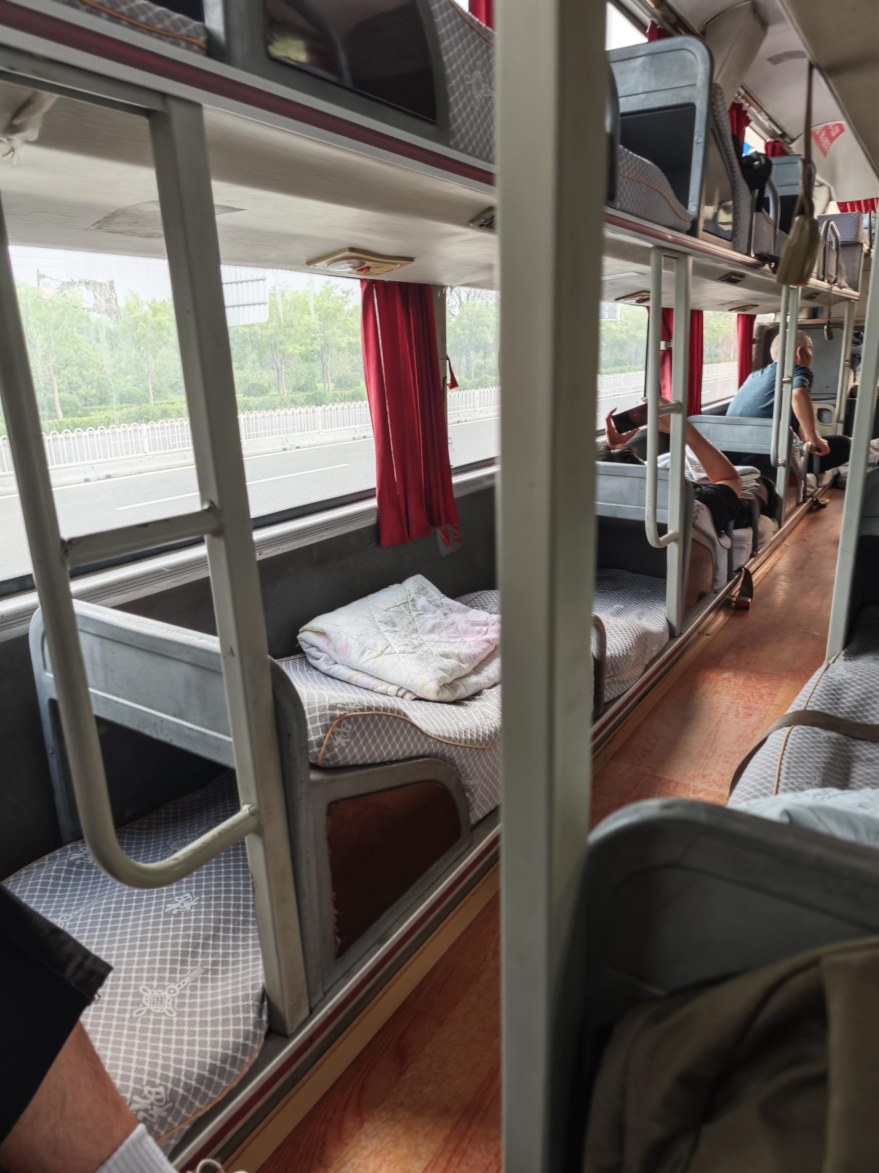 央视曝光卧铺大巴死灰复燃国家2012年就全面叫停生产销售的卧铺大巴，如今竟违规改