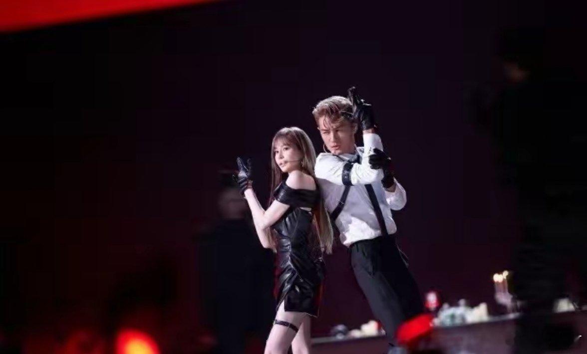 曝王心凌吴克群同回家王心凌与吴克群同回家的画面曝光后，相关讨论渐渐多了起来。其实