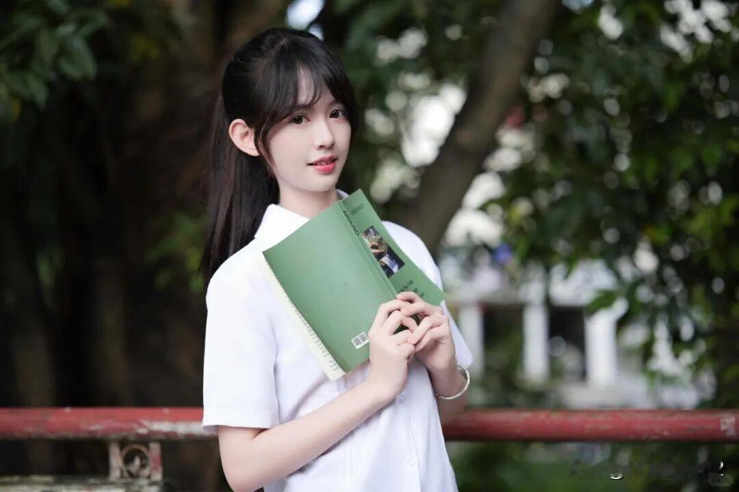 镇区体制内女教师，三十多岁仍单身，找不到合适对象，家长很着急。
女孩身材丰腴，很