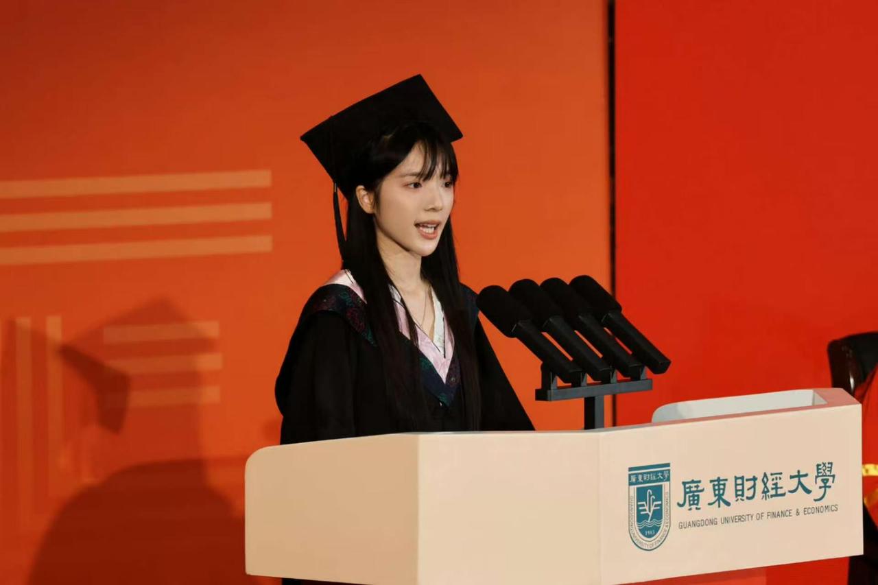 李思潼在广财毕业典礼上发表毕业感言，足足讲了4分半钟，这事怎么看都觉得不对劲。