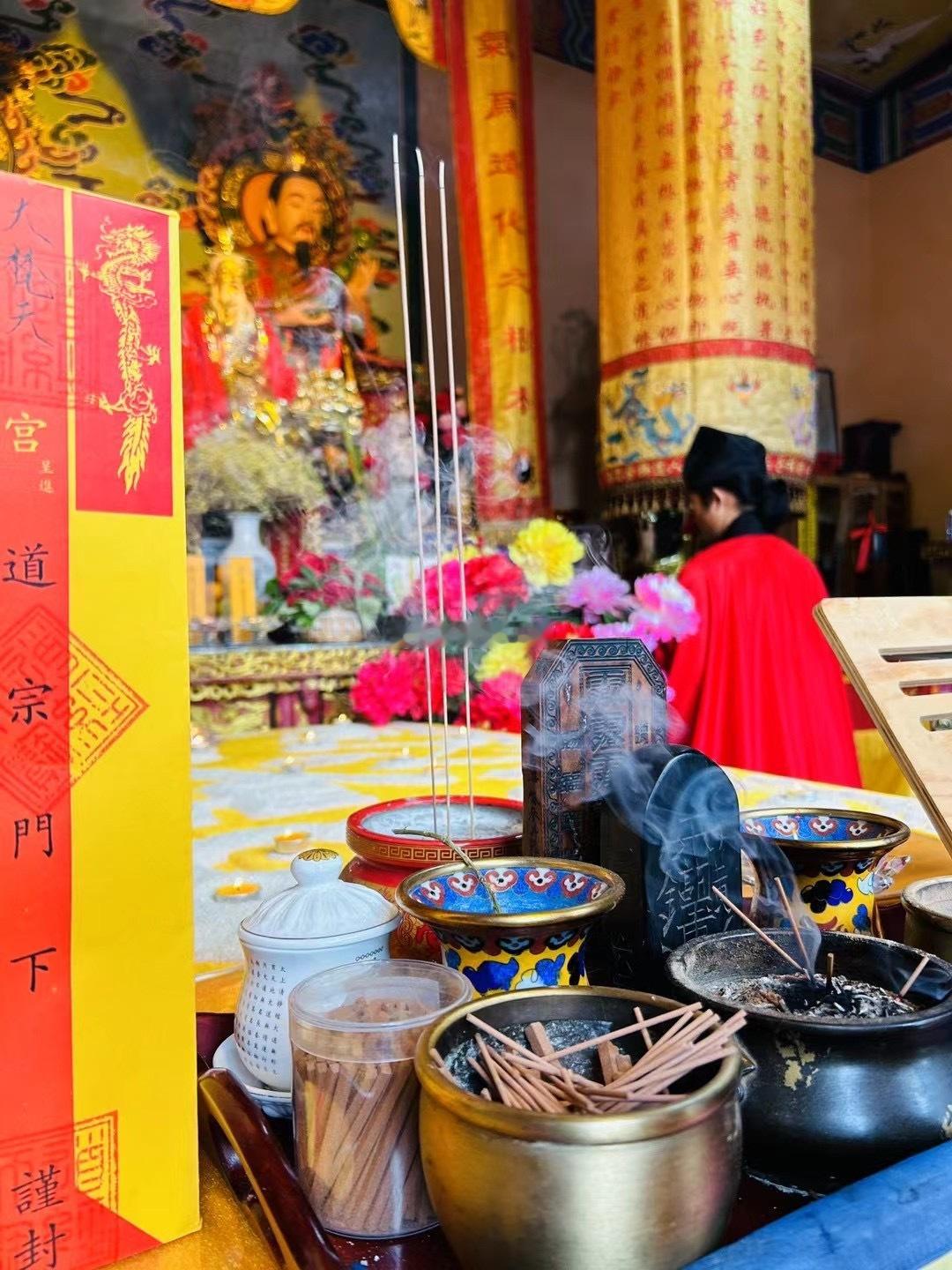 上香祈福，积善福修善果，发心至诚拜神明，功德殊胜无量！ ​​​