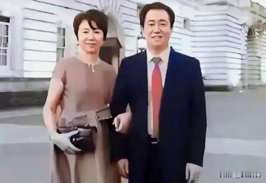 震撼！许家印怎么又出来个未成年子女？
不去猜测，许家印前妻有多大，就说其大儿子现