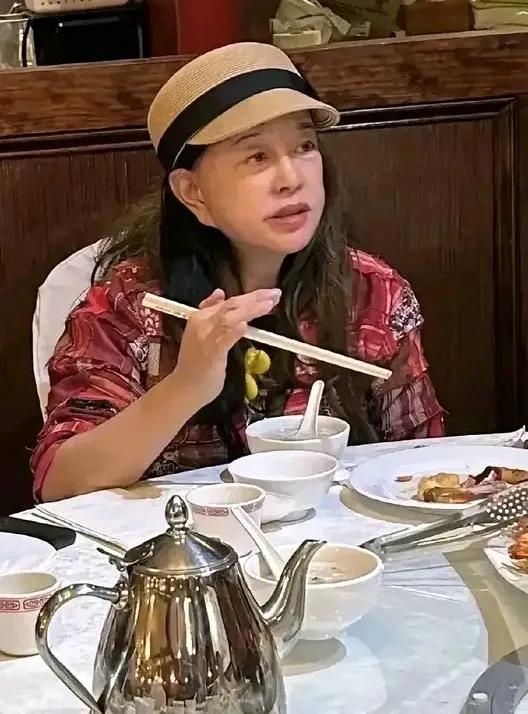 刘晓庆这样就蛮好，大大方方素颜出镜，不靠美颜加持！
70多岁的人了，状态真的蛮好