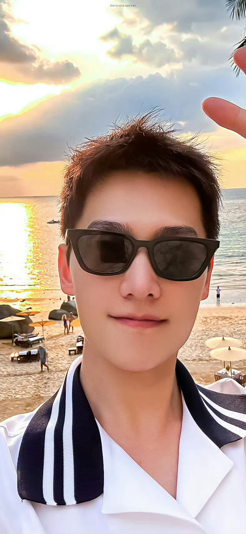 杨洋的日常另存为 落日海风，沙滩暖阳，墨镜衬出松弛气场，自在随性，尽是独一份的清
