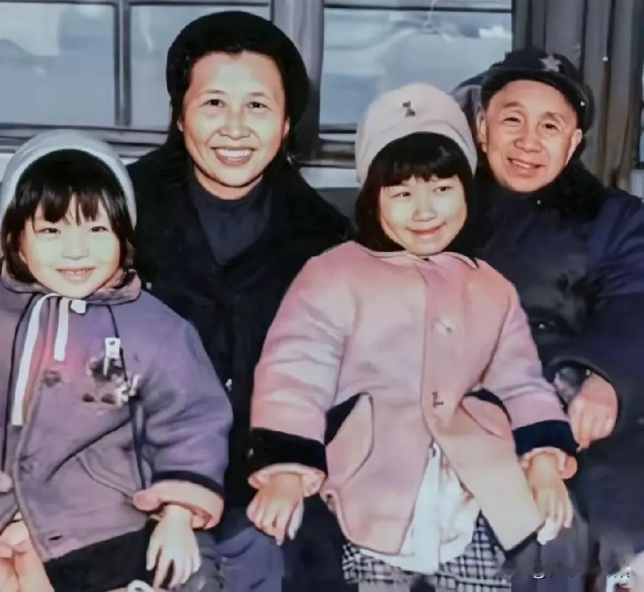 上世纪七十年代，粟裕和妻子楚青以及与两个小孙女在一起时的温馨留影。在公众和部下的