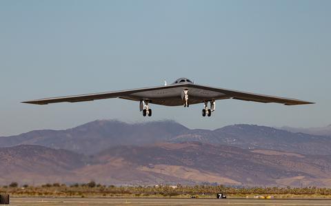 据负责这两个项目研发工作的美国空军上将戴尔·怀特表示，B-21“突袭者”轰炸机和