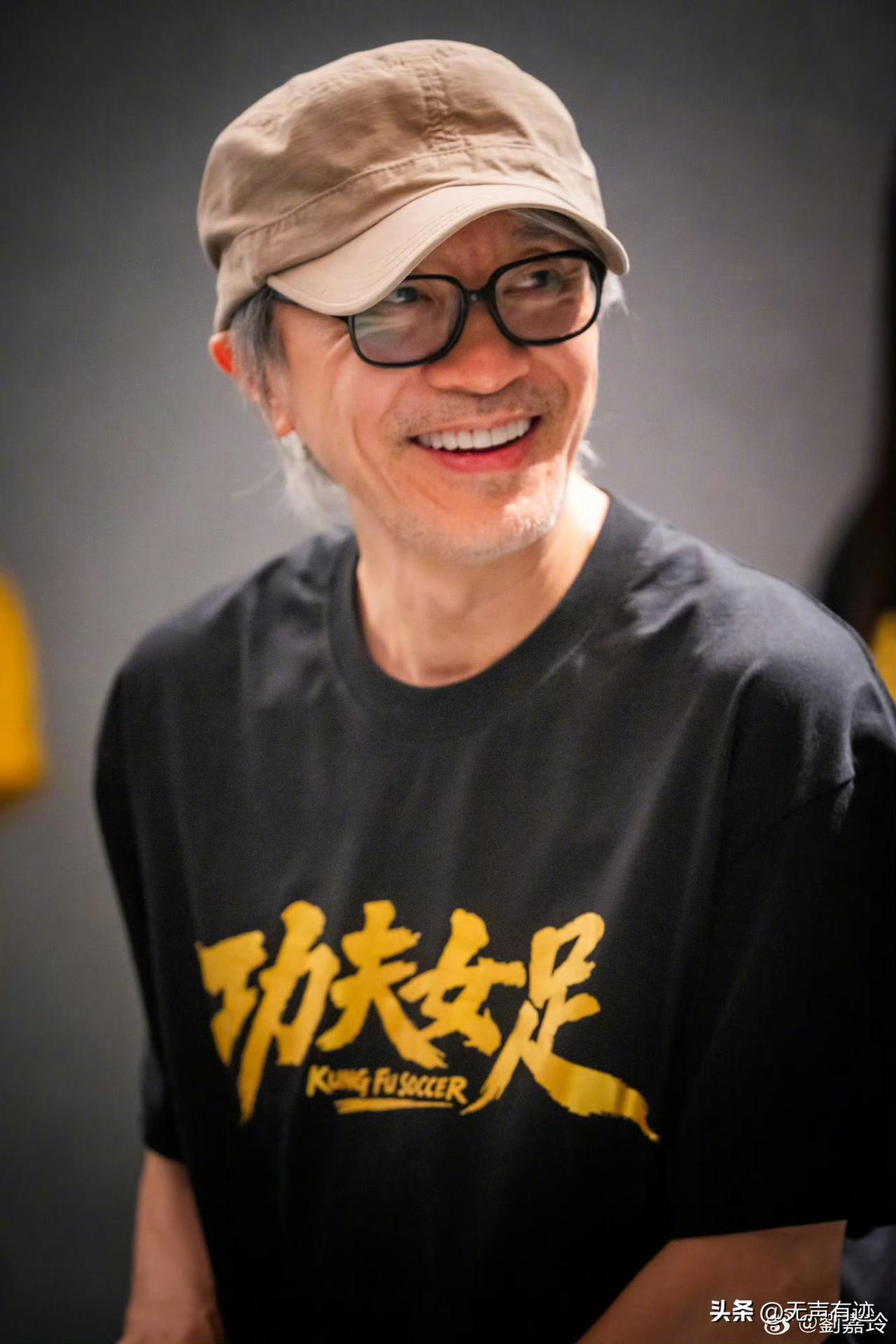 以前人们叫他“星爷”仅仅只是一种尊称，现在再叫他“星爷”，感觉和以前不同，岁月白