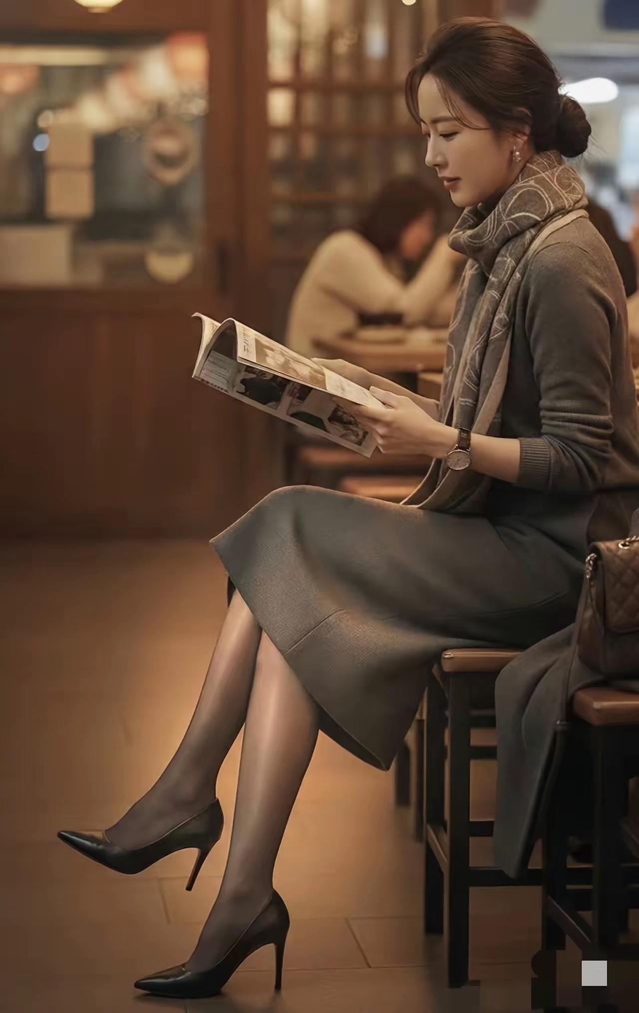 静坐读诗卷，悠然心自闲。