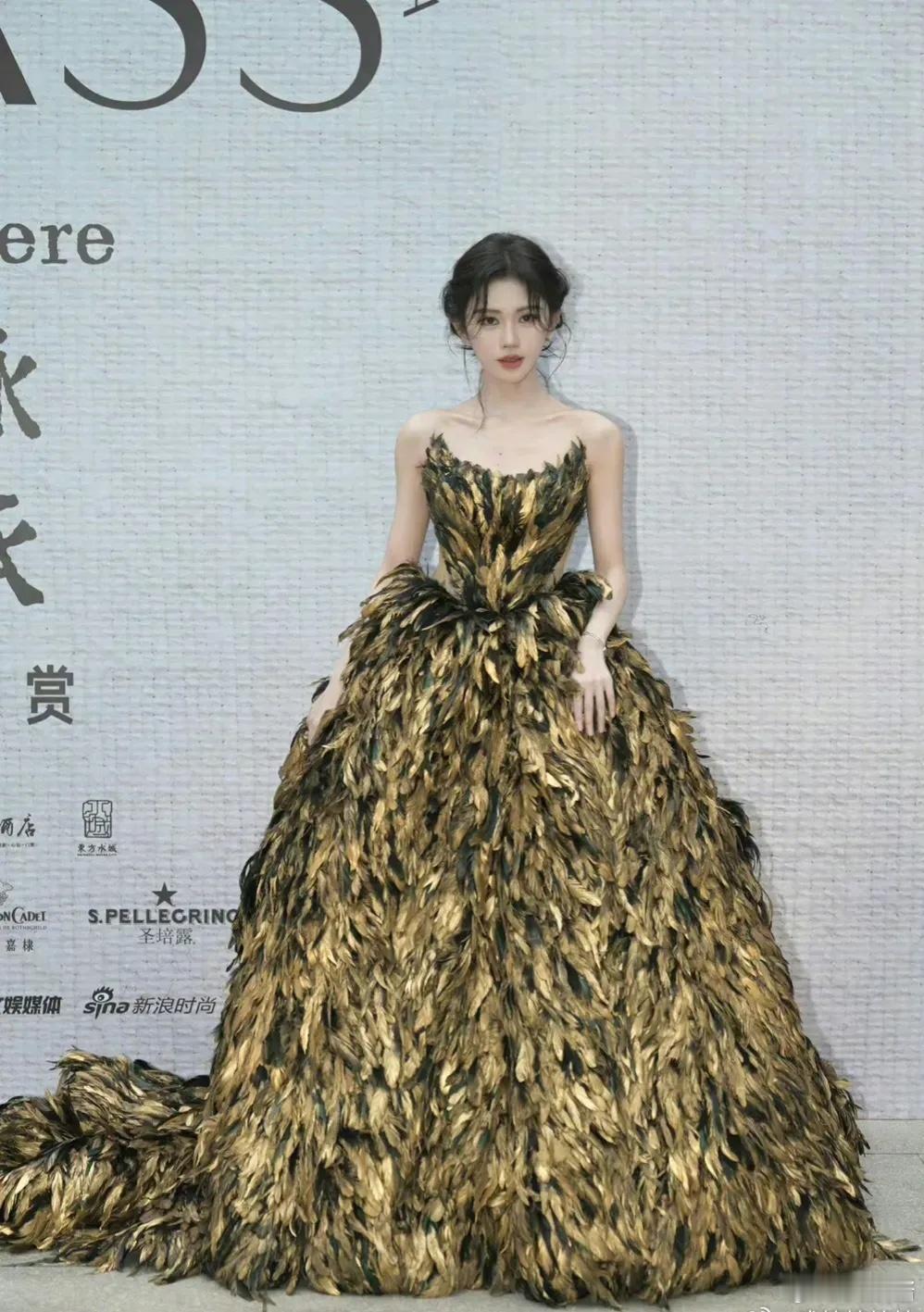 鞠婧祎离开48的第一场活动，网友问谁给她找的衣服？ ​​​