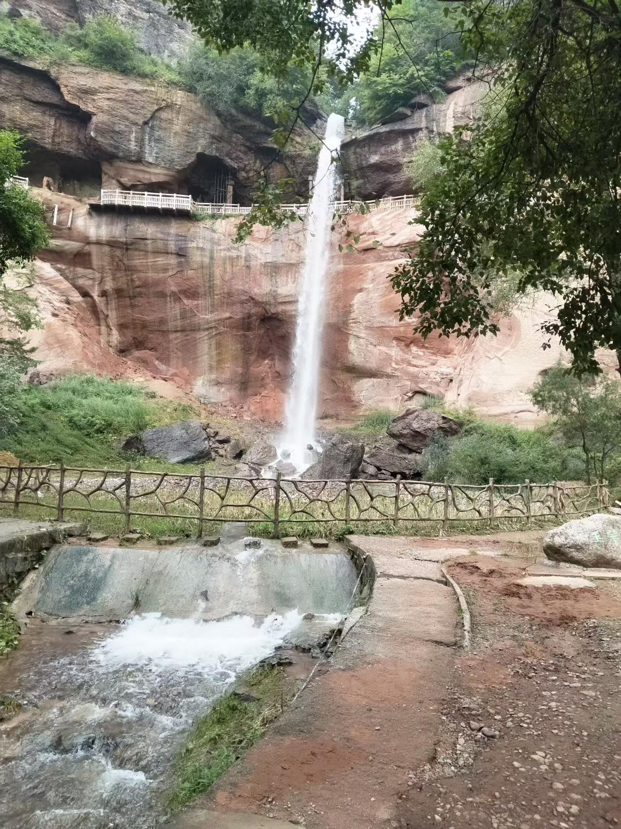 随手拍美景分享远离市井喧嚣，看瀑布奔涌，听溪水潺潺，山水之间，抚平内心浮躁。原生