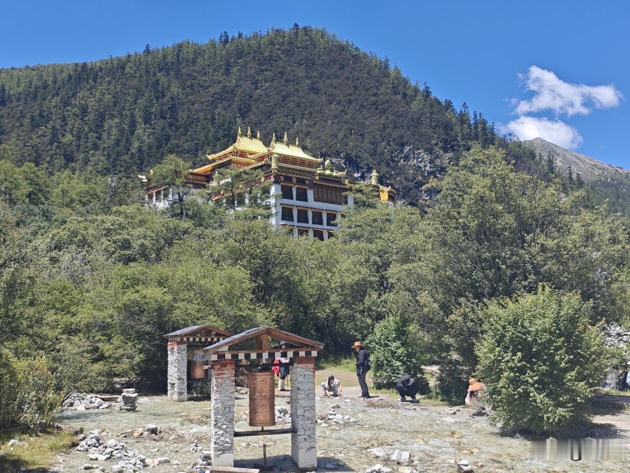 临江仙3·稻城亚丁草甸
横绝层峦擎素雪，危峰直刺遥天。
奔溪穿壑走云烟。
草原开