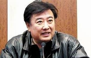 一个演员，戏拍了七成，突然要求片酬翻倍，不给就罢演。导演二话不说，把已经拍好的几
