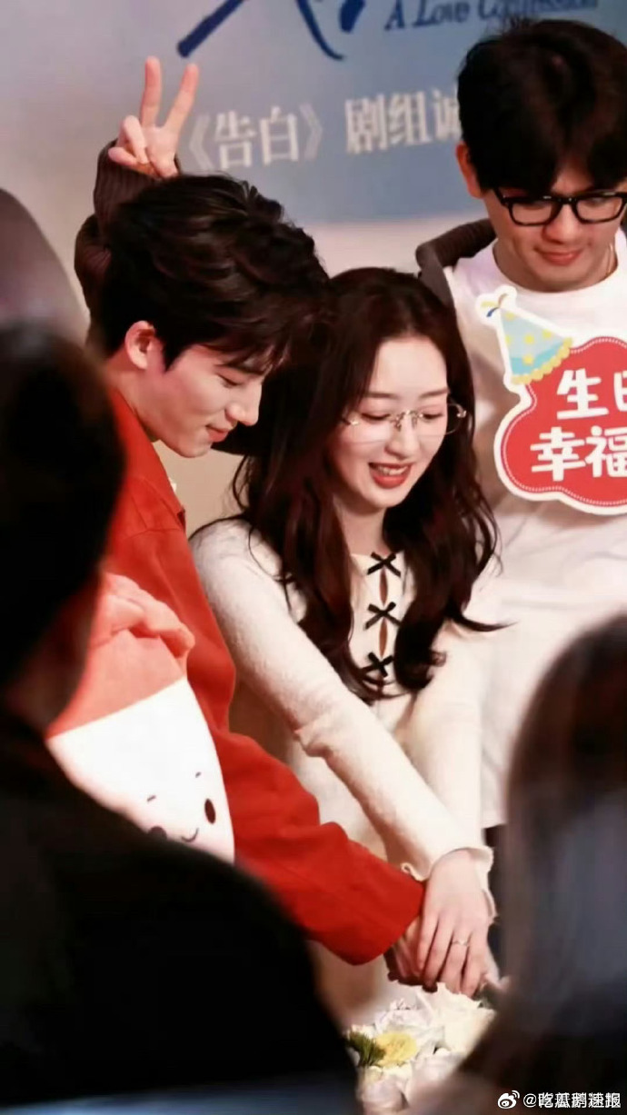 王星越邓恩熙同切蛋糕 王星越生日被《告白》剧组安排得明明白白！邓恩熙陪着切蛋糕还