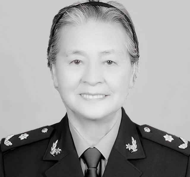 1972年，47岁的陈菊梅在取掉扁桃体和割掉阑尾后，不顾众人的劝阻，坚定地对地医