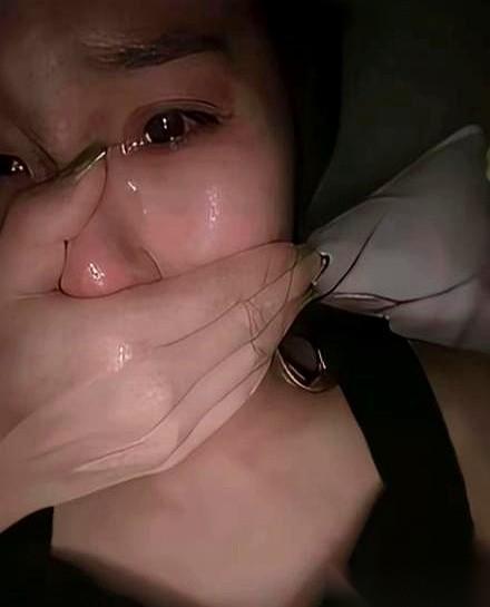 小叔子冲进病房那天，我正给我婆婆削苹果。他一个箭步过来，手指头快戳到我鼻子上，对