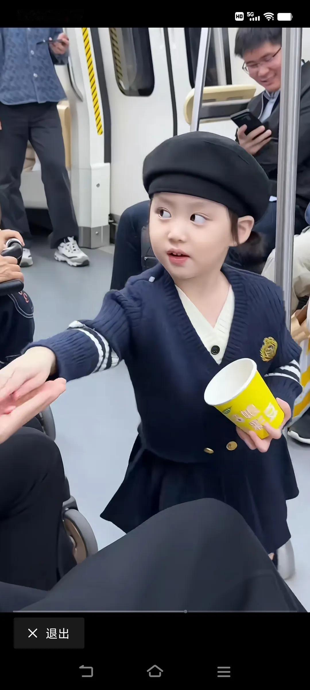 童颜笑语传，地铁载欢情。小小的年纪，暖暖的爱心！#童言童语照童心# #幼小心灵笑