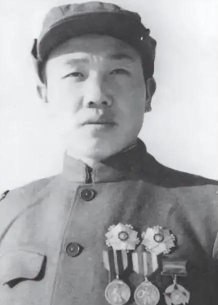 [微笑]1950年11月29日，一位志愿军排长无视上级命令，放弃驻守高地，放走了