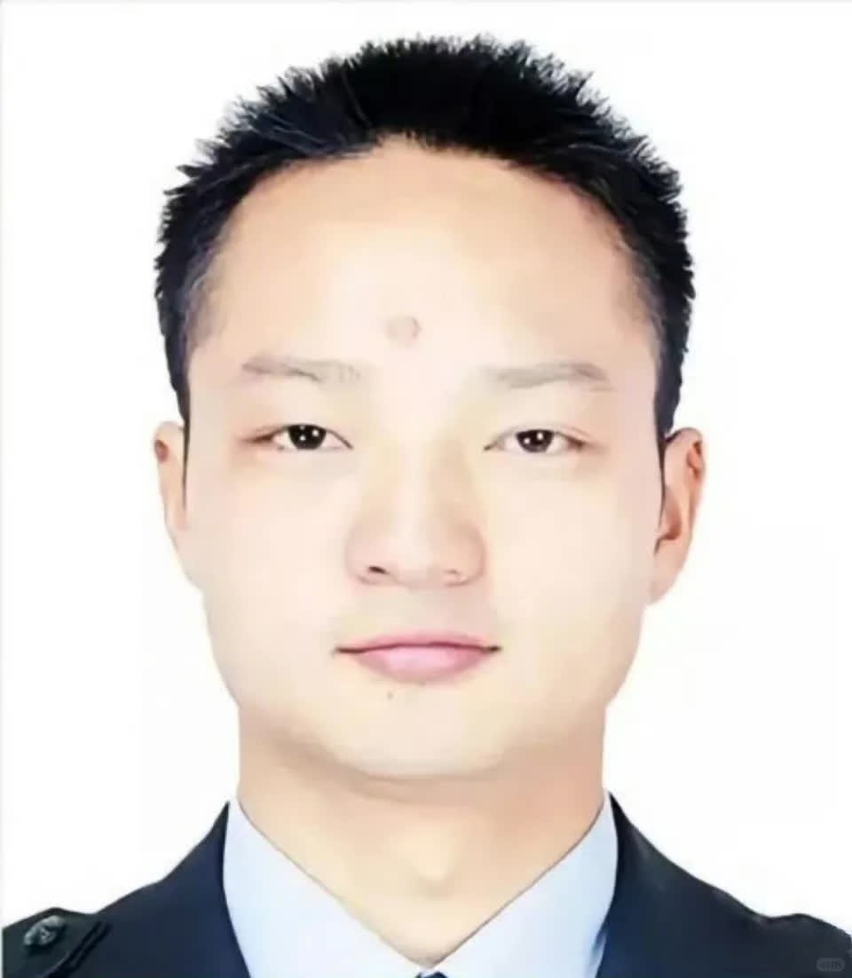 请您停留1秒钟，向缉毒英雄陈重章致敬！ ​​​