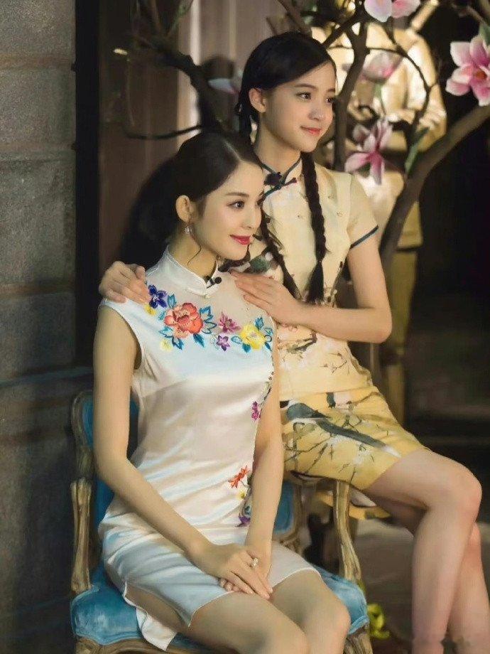 偶像来了时期的古力娜扎和欧阳娜娜。现在娜娜长大了，娜扎却变小了。 