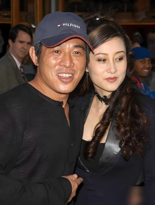 李连杰20亿全给利智，前妻黄秋燕却睡了10年地下室。
当年利智投资亏了几千万，