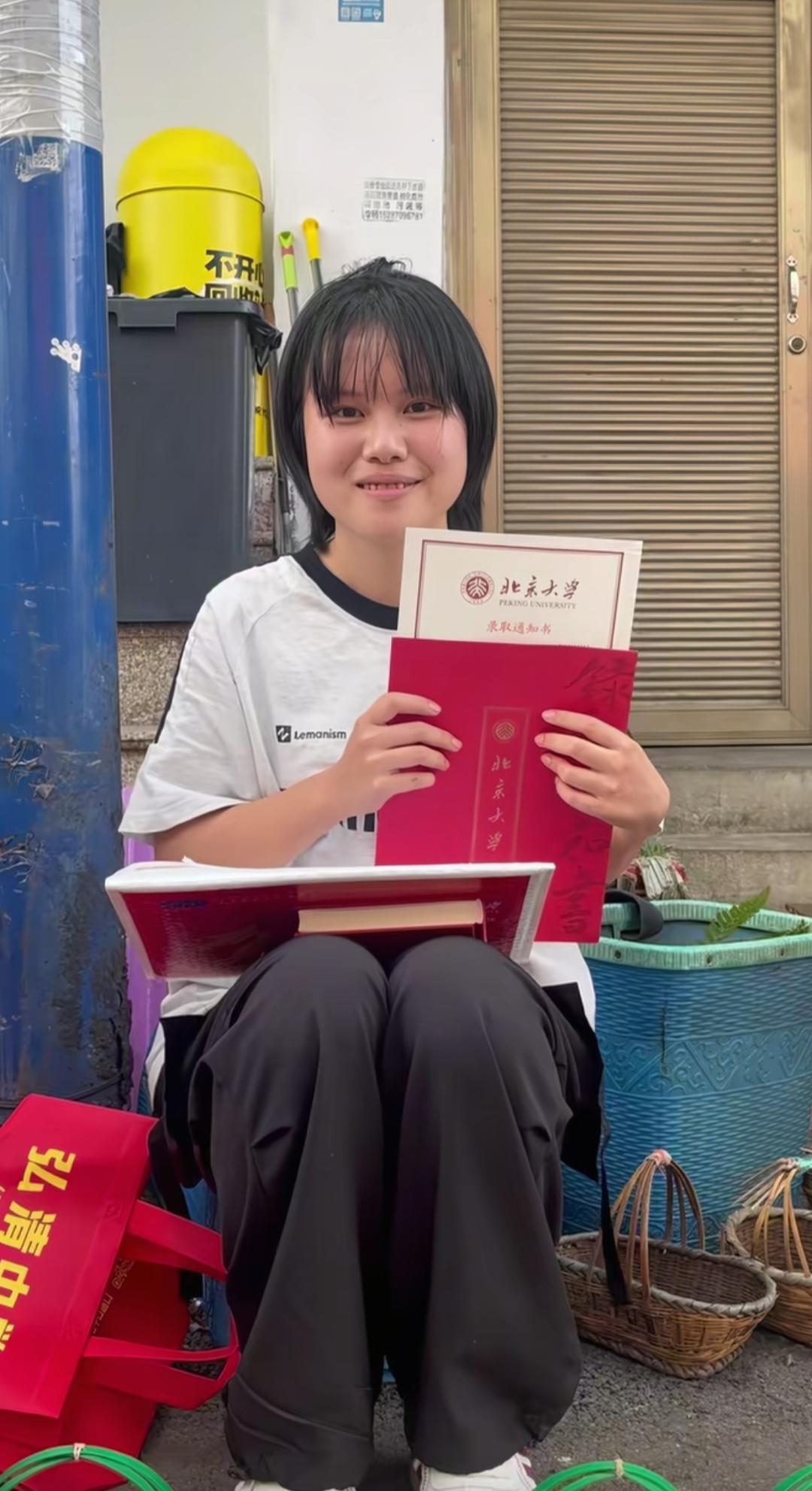 火上人民日报了！

谁能想到，一个坐在集市地摊上，安安静静看书的姑娘，居然是云南