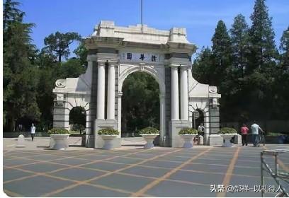 那当然是清华北大啰，上了这两所顶级学府，县里有名府里有案，村里有光，父母有脸。也