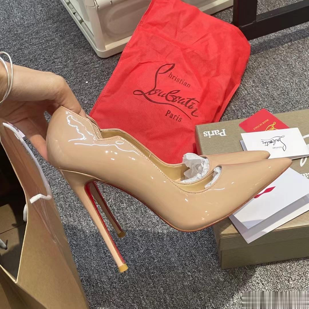 男朋友送的高跟鞋👠可是太高了，有点驾驭不了#分享图片# ​​​