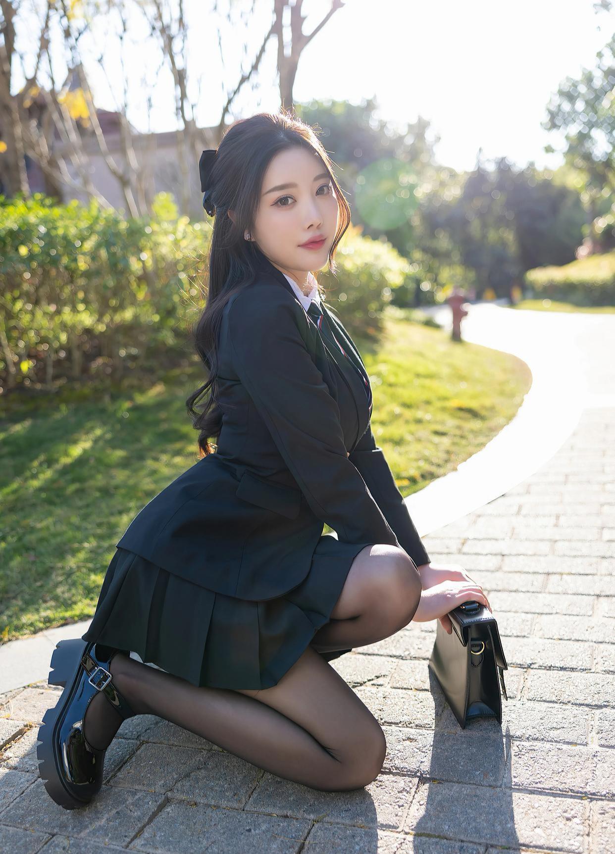 杨晨晨，学院风黑丝JK裙，人美条靓