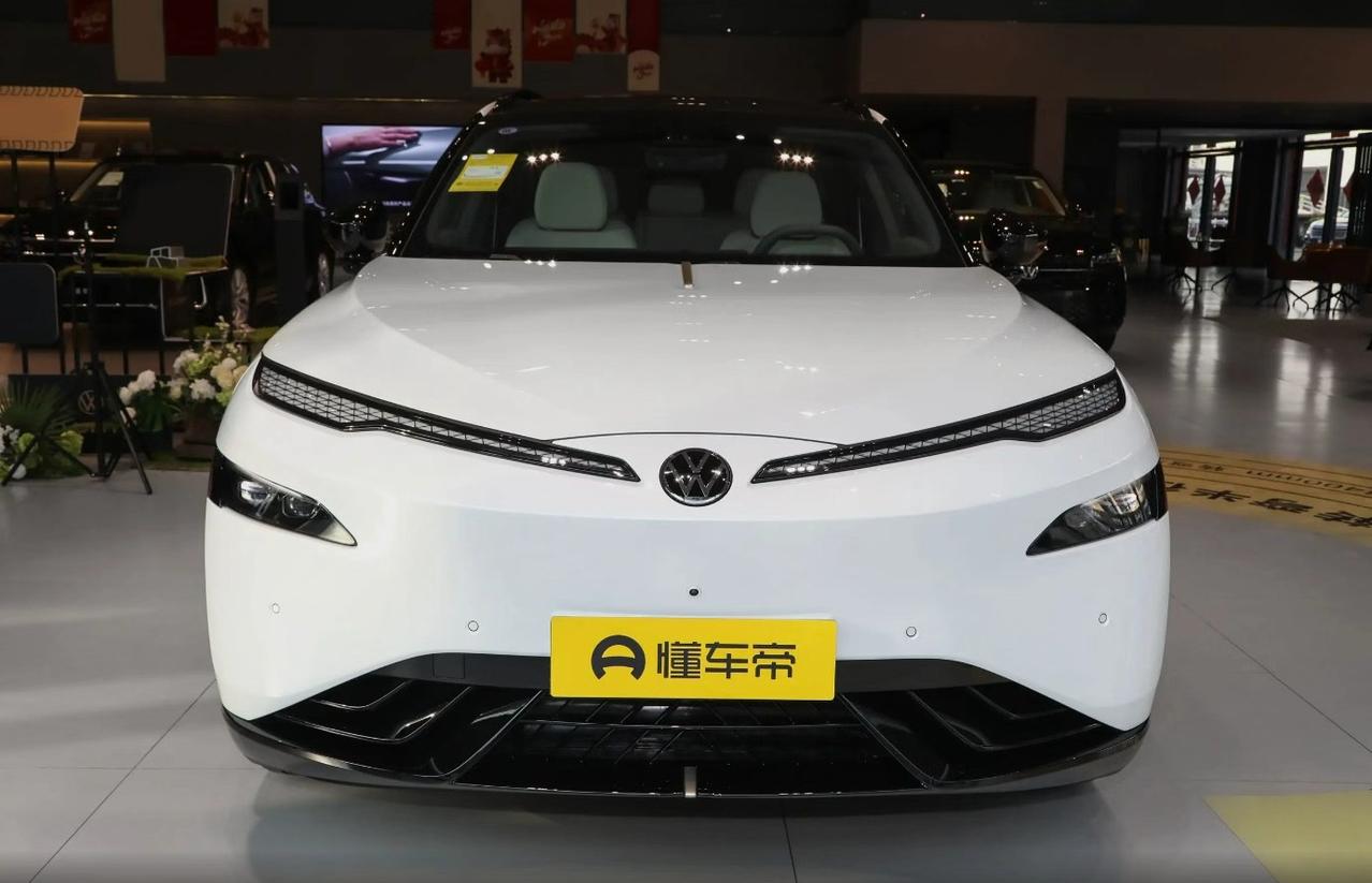 今天去 4S 店看了与众 08，说实话真的颠覆了我对大众的刻板印象！发光金标 +