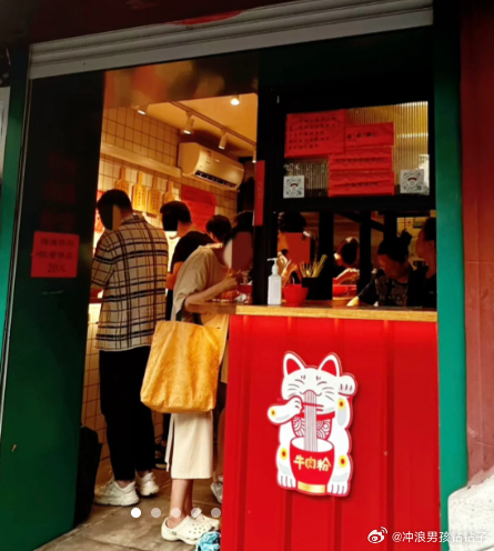 #上海站着吃的米粉店可以坐下了# 知道这种宝藏店铺的人有福了，虽然是店铺升级，但