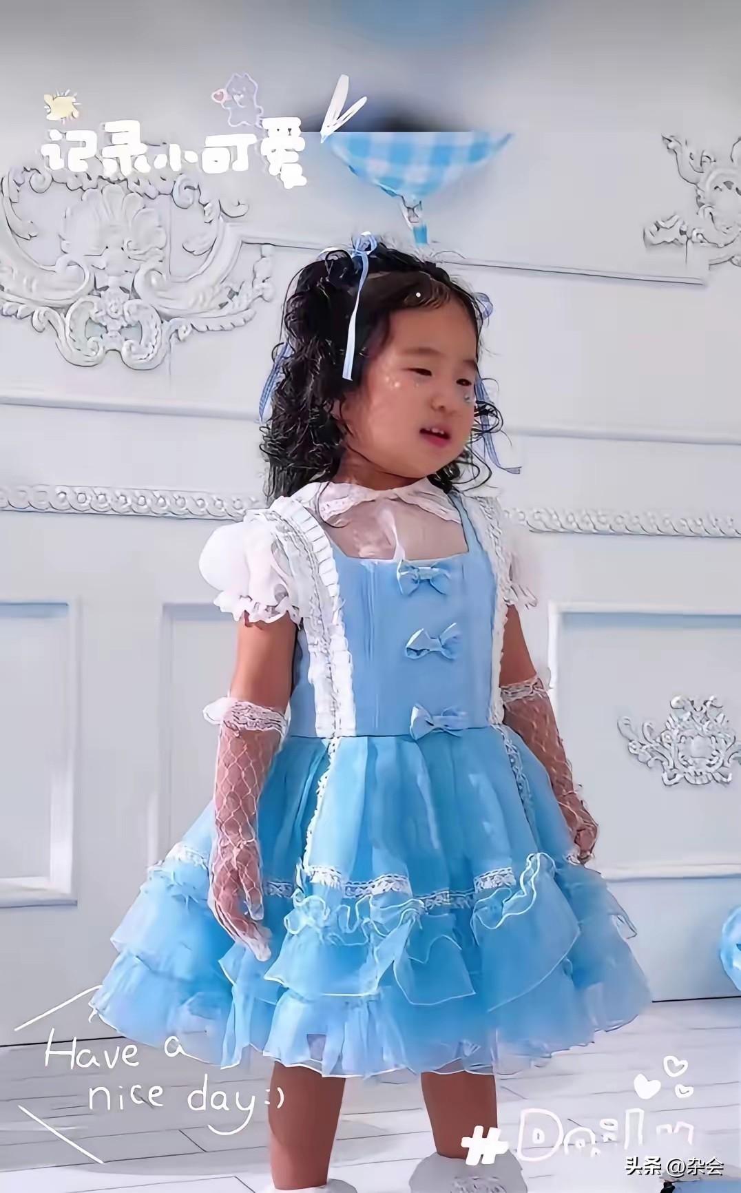 时间过得真快，转眼间张纪中导演的小女儿已经两周岁了！

妈妈杜星霖第一时间晒出宝