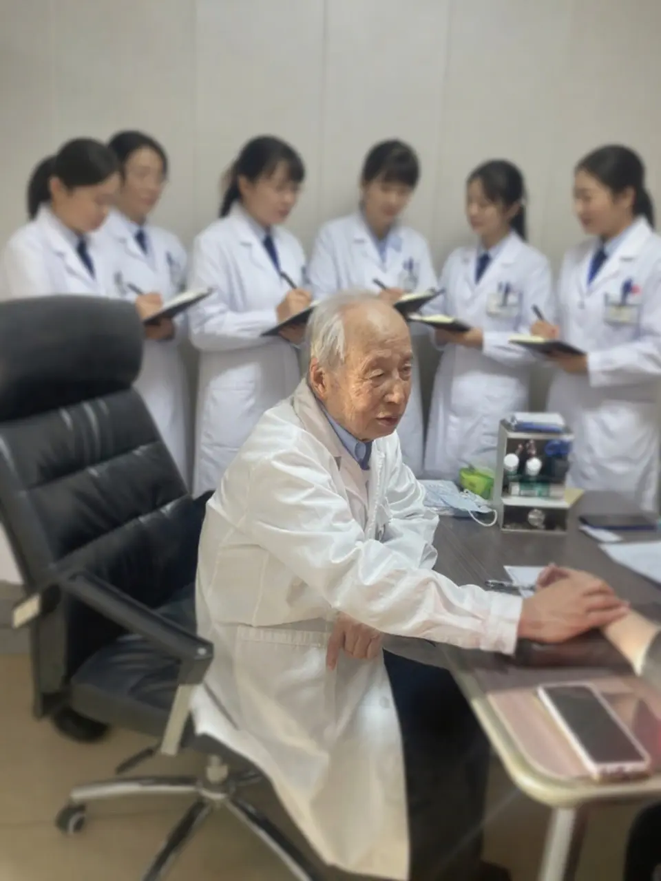 老中医：脾胃虚弱人消瘦，关键在情绪！总有人问我：“为啥吃得多还不长肉？...