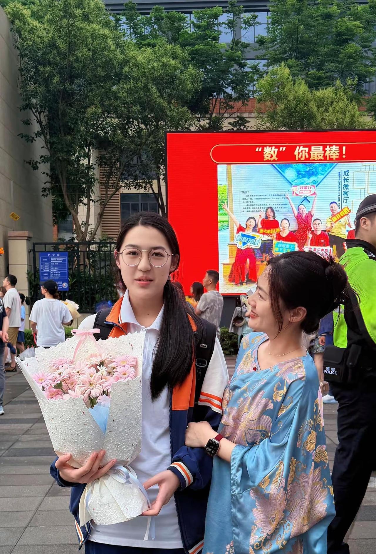 中考结束，是终点更是起点。亲爱的女儿：中考完美收官，世界很大，考场很小，人生很长