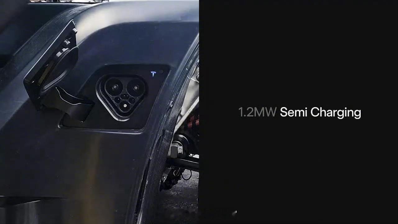 特斯拉 Semi 官方 分享了一段视频，展示了 Semi 电动卡车在 Megac
