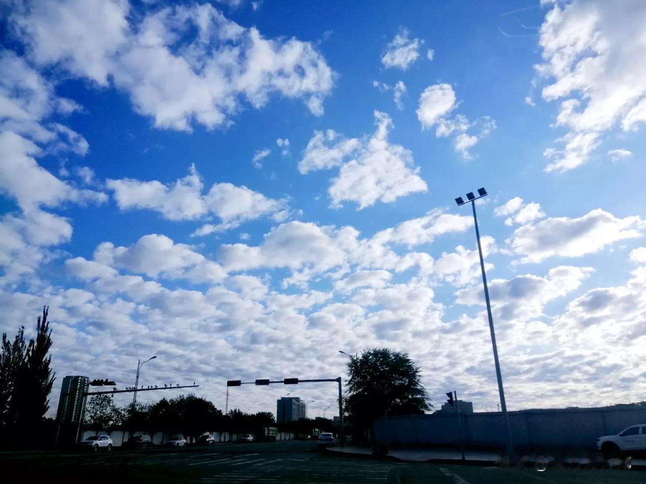 今天早晨8点钟拍摄的呼和浩特的蓝天和白云！[比心][比心][比心]