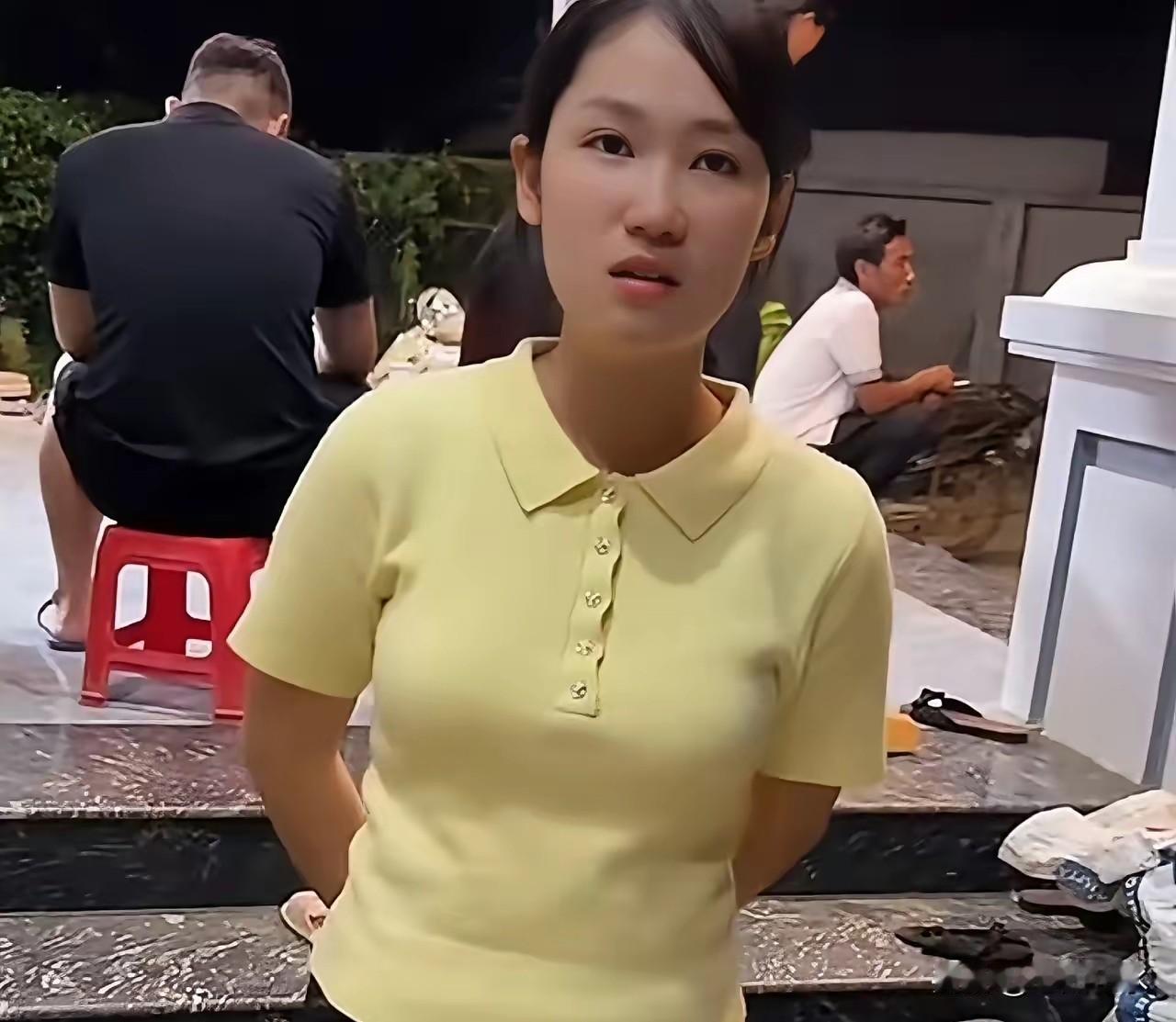 昨晚的直播已经结束了。几千人在线，一半是“支持”，另一半则是“取关”。秋秋忽然把