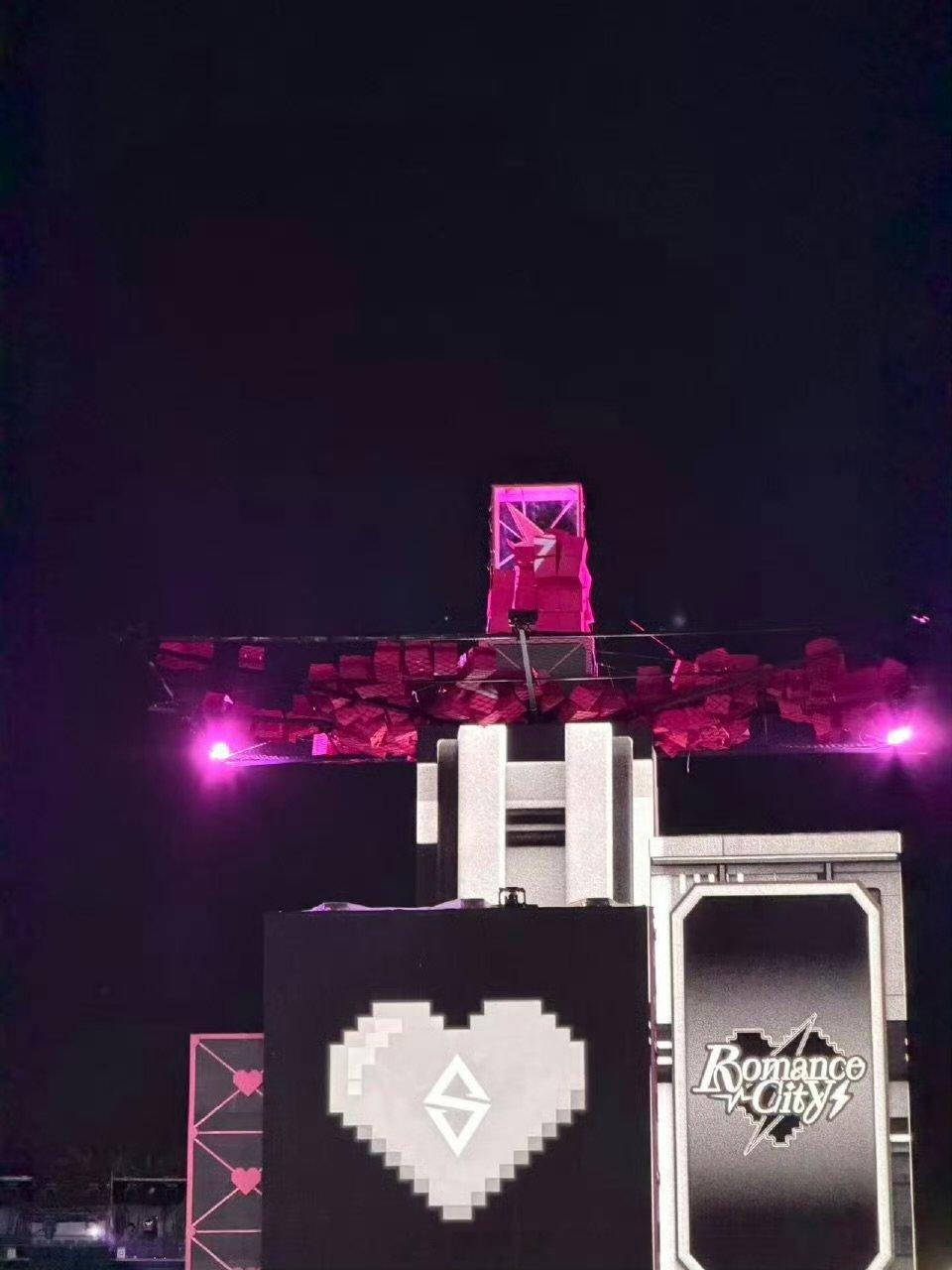 汪苏泷演唱会结尾VCR汪苏泷城堡和桃心晶体都炸了 告别不是结束，是更好的开始！罗