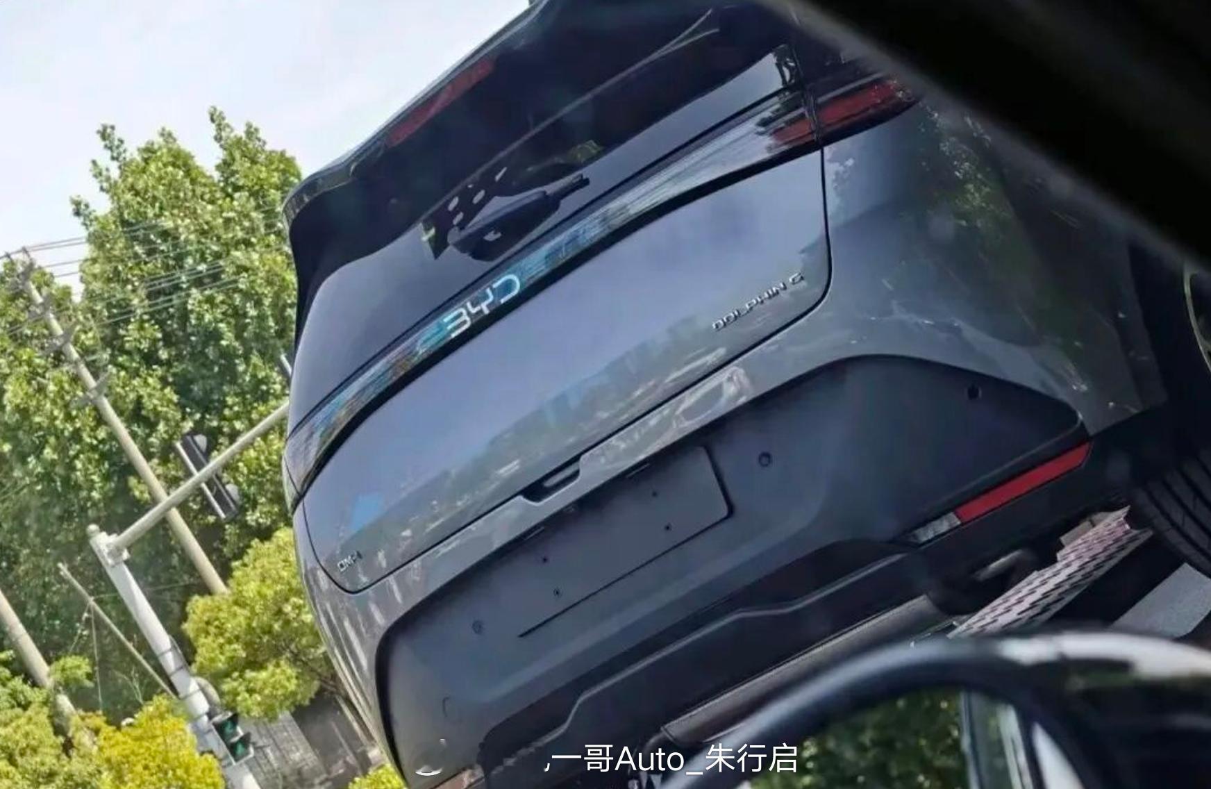 比亚迪换代海豚路试车图亮相底部搭载了尾气的排放装置看起来像是混动的版本尾灯也是很