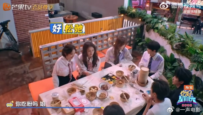 李小冉唐艺昕互为人形挂件 你好星期六 李小冉唐艺昕也太可爱了吧！走路挽着游戏拉着