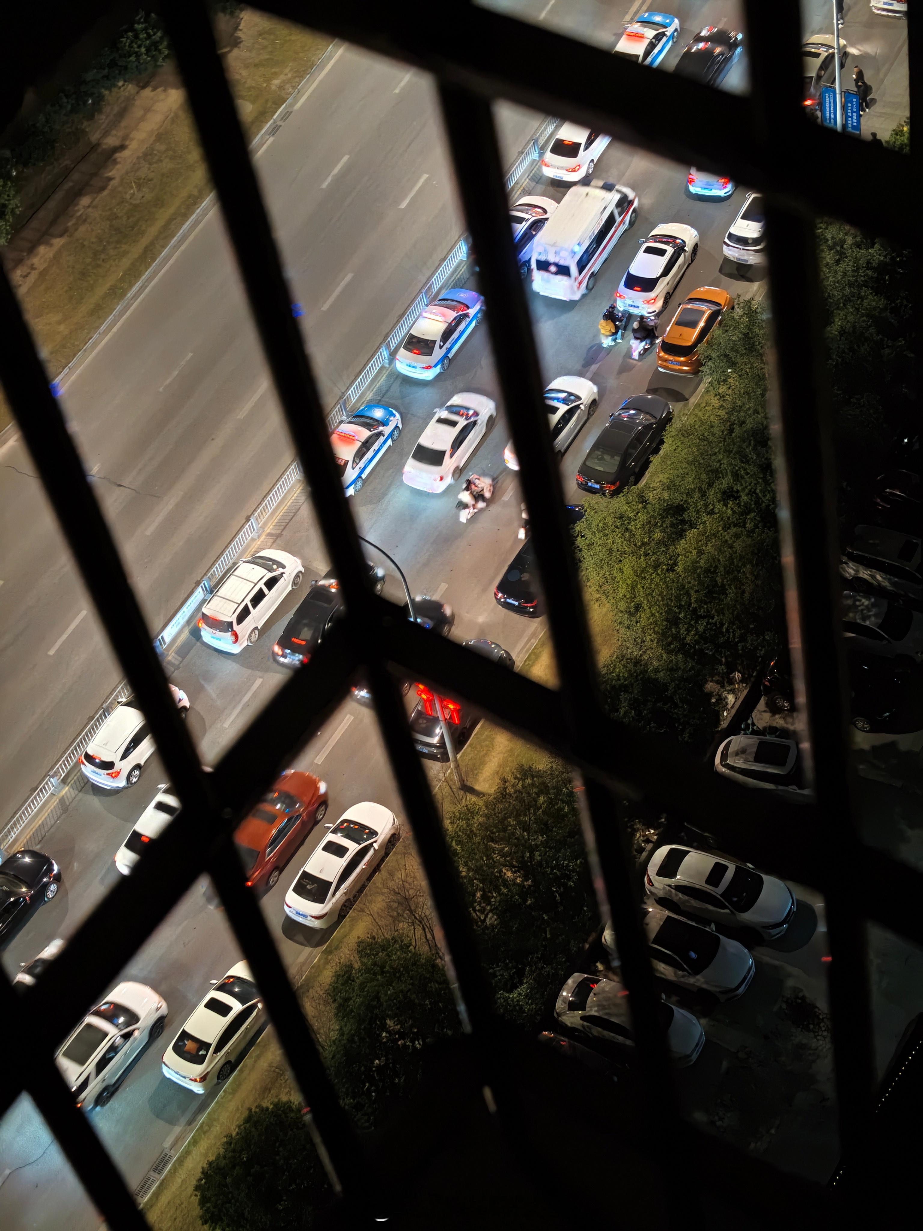 好想去自贡看灯会，但是现在楼下已经堵死了 内江·威远