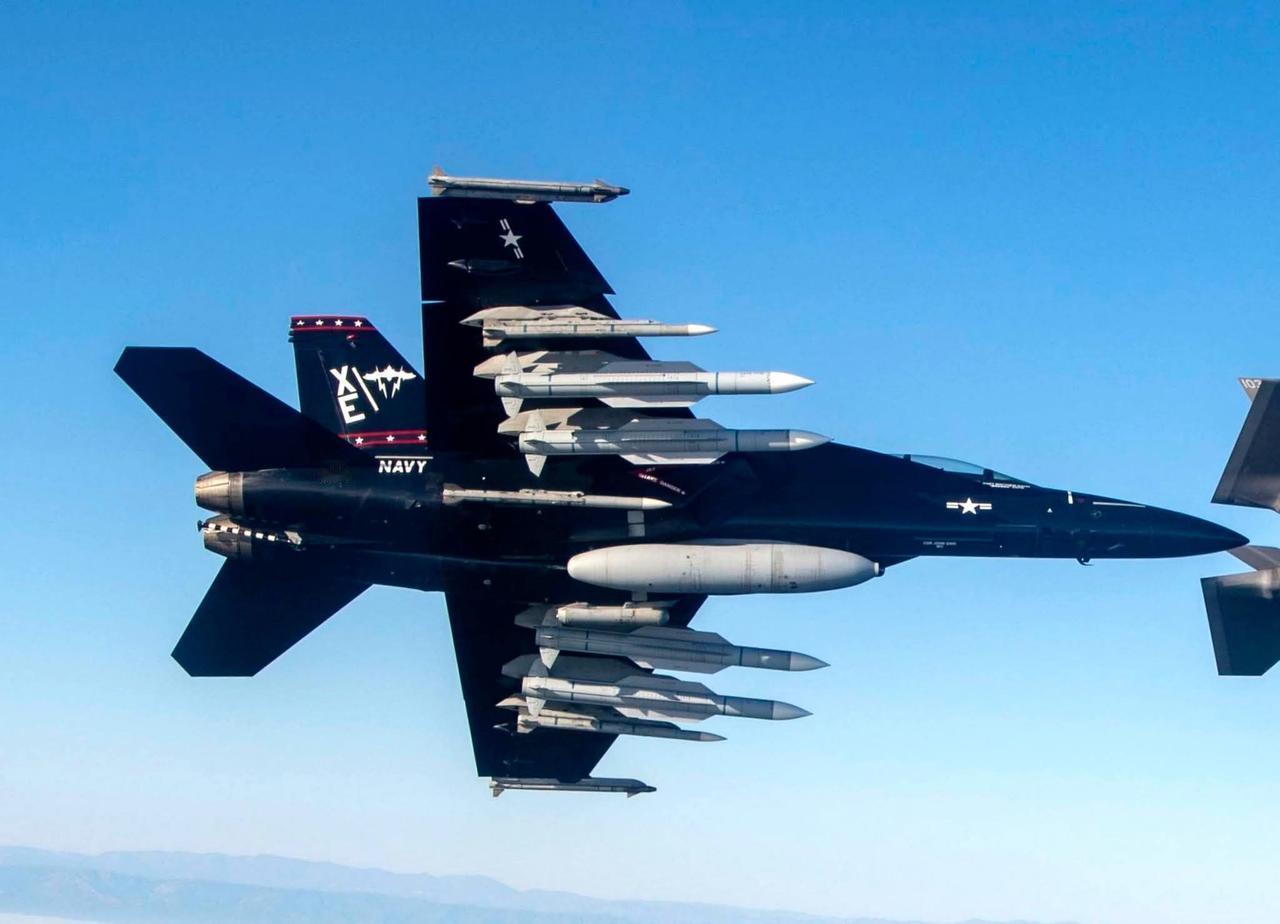 2024年9月24日，美国海军VX-9测试中队的F/A-18F“超级大黄蜂”携带