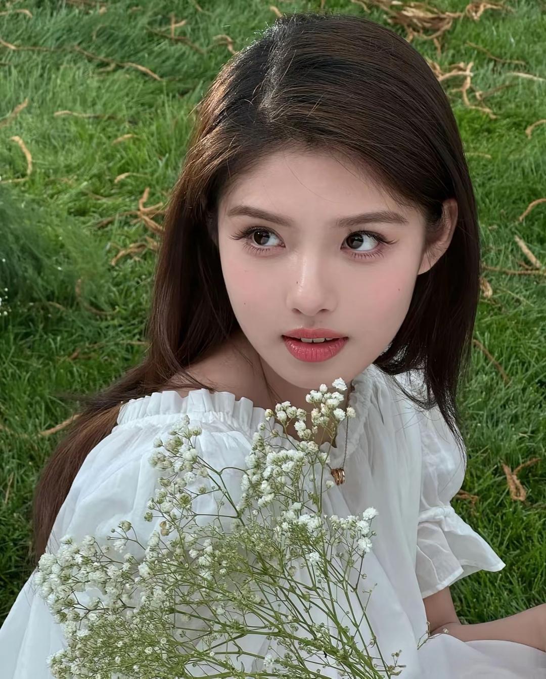 在《功夫女足》里，总觉得艾米五官虽精致，却黑乎乎的，远不如雪野那样白净透亮。  
