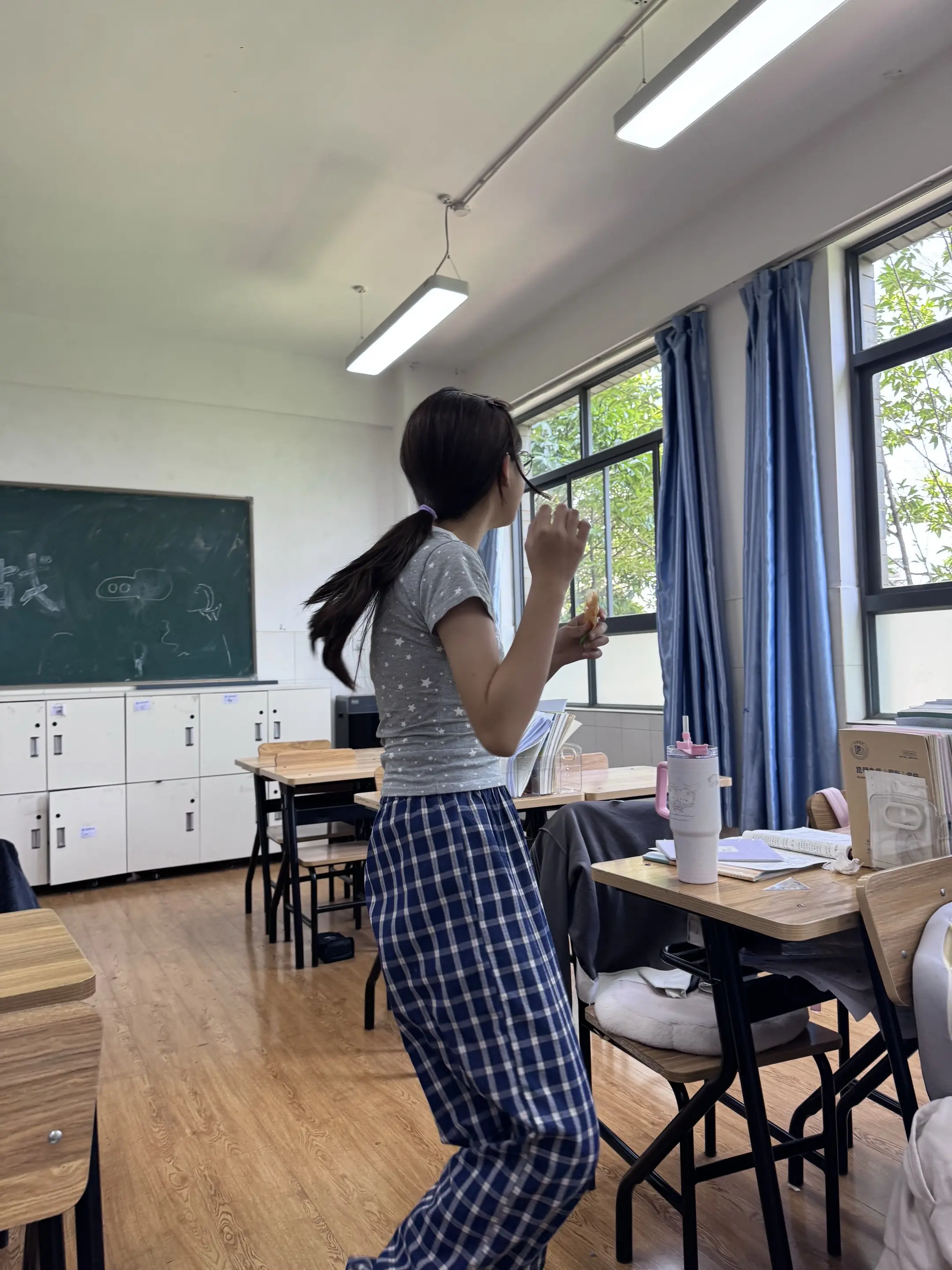 青春校园 校园氛围感 学生时代 校园生活 格子裤穿搭