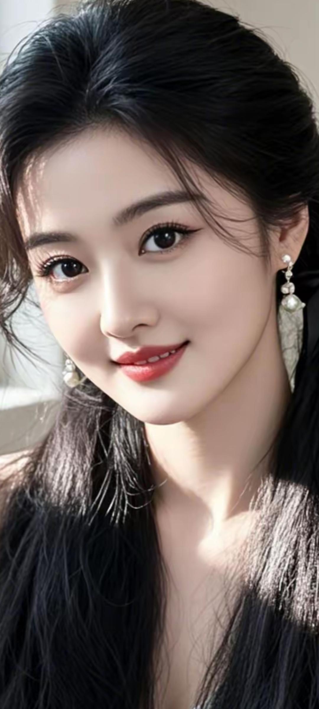 甜美笑容，优雅耳饰，自然妆容，清新自然。