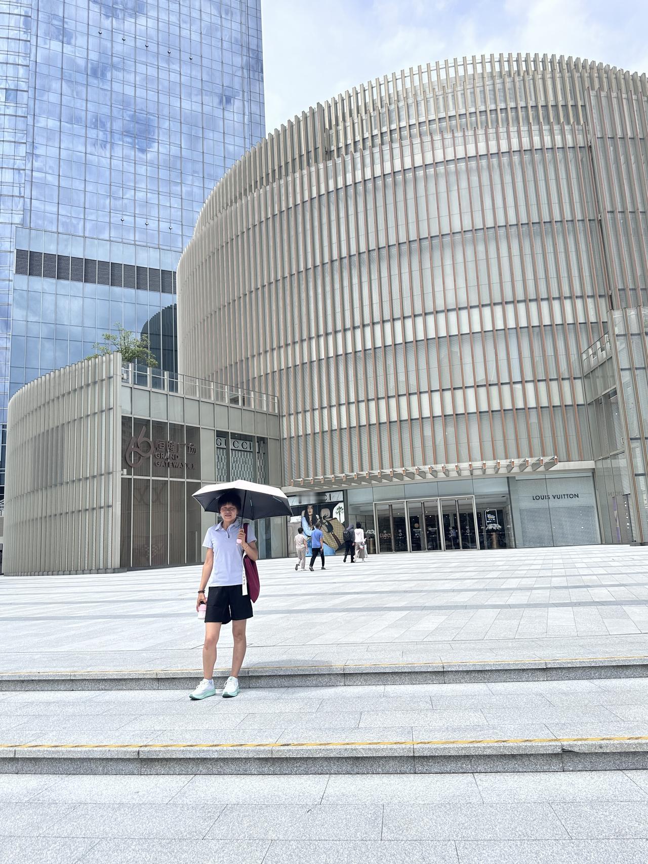 女人这辈子可以靠谁？

女人这一辈子，可以靠自己，也可以靠身边的人。最重要的是，