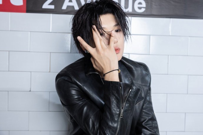 张峻豪黑衣湿发张峻豪随手一拍湿发大片张峻豪黑衣湿发造型也太绝了！随手一拍就是高级